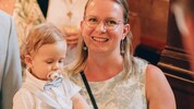 Jungmama Anna feiert, gemeinsam mit ihrem Sohn Simon, ihre Mama.