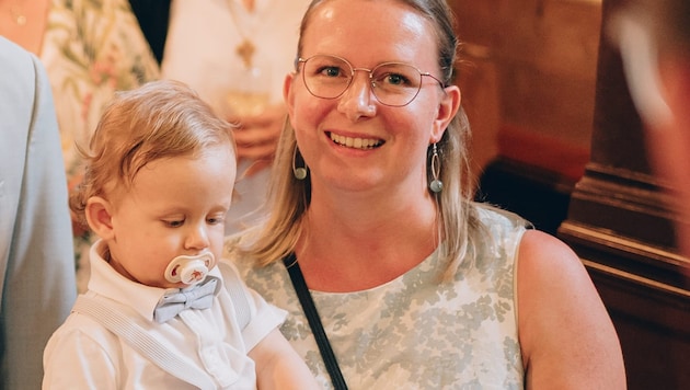 Jungmama Anna feiert, gemeinsam mit ihrem Sohn Simon, ihre Mama.