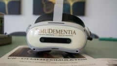 Mit dieser Brille kann man nachempfinden, wie es einem Menschen geht, der schön langsam ...
