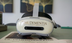 Mit dieser Brille kann man nachempfinden, wie es einem Menschen geht, der schön langsam ...