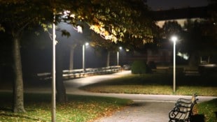 Eine unbekannte Gruppe soll ein Duo nachts im Park offenbar grundlos attackiert und beraubt ...
