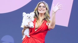 Heidi Klum begrüßte das Publikum in Hamburg gemeinsam mit „Hans, Franz und Fritz“. Aber wer ...