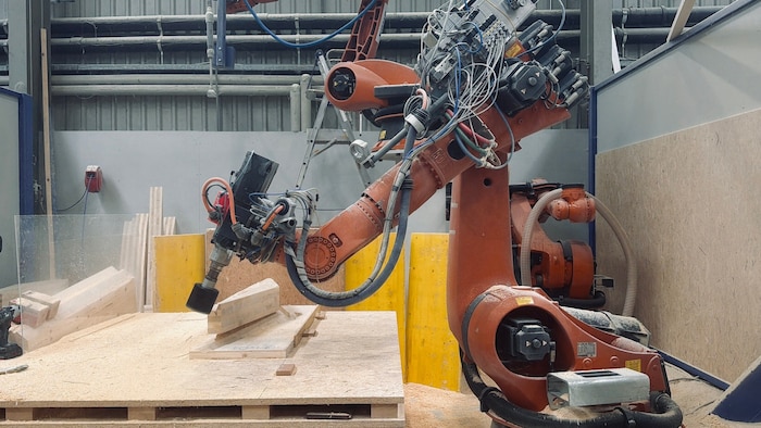 Das Unternehmen Erne AG setzt Roboter im Holz-Hybridbau ein.