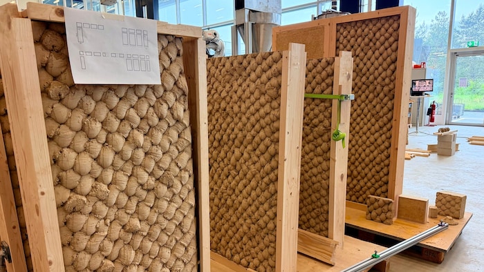 Beim Impact Printing, hier an der ETH Zürich, baut ein Roboter mit Lehmteilen eine Mauer – ...
