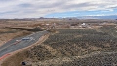 Luftaufnahme eines Lithium-Bergwerks in der Wüste von Nevada. Lithium ist ein unverzichtbares ...