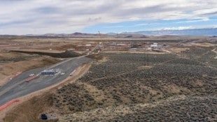 Luftaufnahme eines Lithium-Bergwerks in der Wüste von Nevada. Lithium ist ein unverzichtbares ...