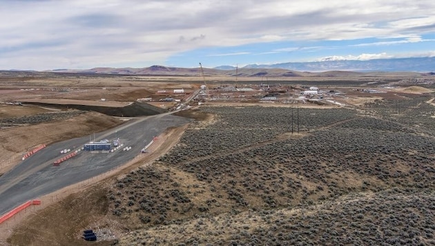 Luftaufnahme eines Lithium-Bergwerks in der Wüste von Nevada. Lithium ist ein unverzichtbares ...