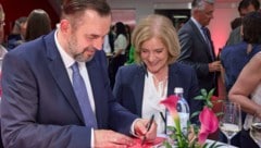 APA-Chef Clemens Pig wird als kommender ORF-General gehandelt. Hier signierte er Generälin ...