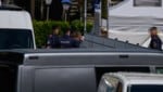 Doppelmord und Suizid in Linz: Die Polizei baute Sichtschutz und Zelte auf dem Parkplatz auf. ...