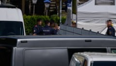 Doppelmord und Suizid in Linz: Die Polizei baute Sichtschutz und Zelte auf dem Parkplatz auf. ...