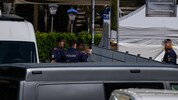 Doppelmord und Suizid in Linz: Die Polizei baute Sichtschutz und Zelte auf dem Parkplatz auf. ...