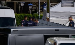 Doppelmord und Suizid in Linz: Die Polizei baute Sichtschutz und Zelte auf dem Parkplatz auf. ...
