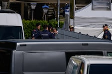 Doppelmord und Suizid in Linz: Die Polizei baute Sichtschutz und Zelte auf dem Parkplatz auf. ...