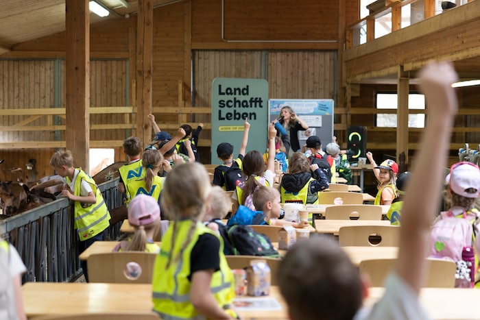Das Klassenzimmer im Stall hat offenbar zur Mitarbeit animiert.