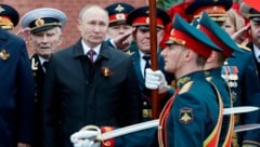 Putins Blick wird auf der Siegesparade wohl eher unfreiwillig immer wieder Richtung Himmel ...