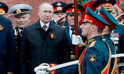 Putins Blick wird auf der Siegesparade wohl eher unfreiwillig immer wieder Richtung Himmel ...