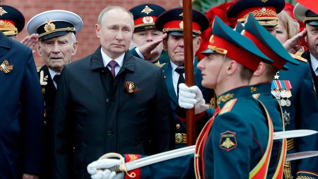 Putins Blick wird auf der Siegesparade wohl eher unfreiwillig immer wieder Richtung Himmel ...