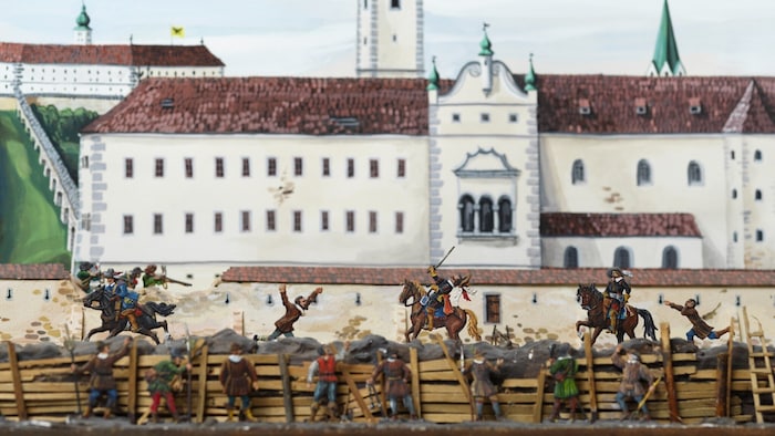 Das Modell schildert die Verwundung Stefan Fadin- gers vor dem Landhaus.