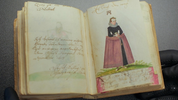 Ein Stammbuch aus dem 17. Jahrhundert zeigt Kleidung adeliger Frauen
