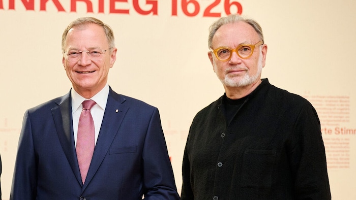 Landeshauptmann Thomas Stelzer (links), Alfred Weidinger, wissenschaftlicher Chef der OÖ ...