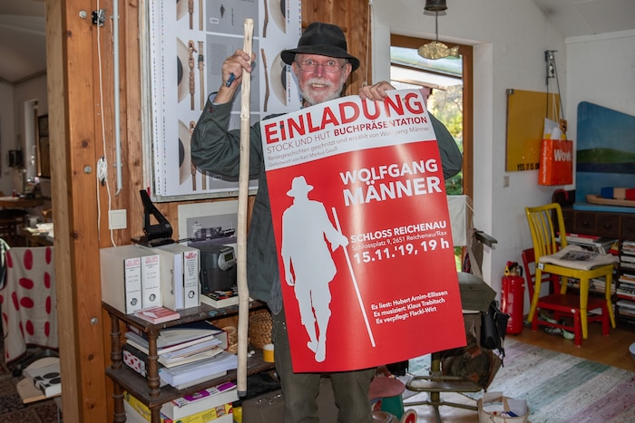 In einer Ausstellung 2019 präsentierte er seine geschnitzten Reisetagebücher.