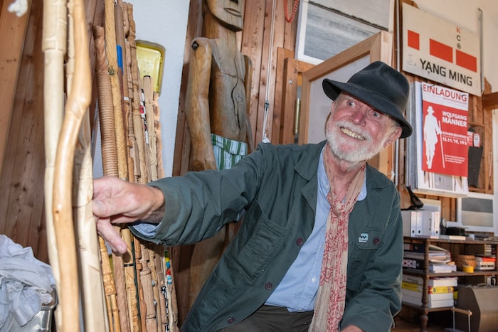 Erlebnisse, Flaggen und zahlreiche andere Erinerungen schnitzte Wolfgang Männer in seine ...