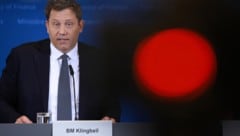 Finanzminister Klingbeil (SPD) muss wohl den Sparstrumpf auspacken.