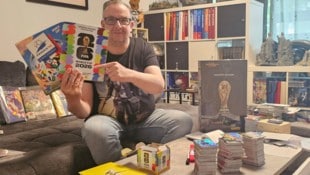 Sigi Möstl ist ein Sammler der ersten Stunde. 33 Alben seit 1970 sind vollgeklebt.