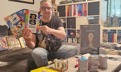 Sigi Möstl ist ein Sammler der ersten Stunde. 33 Alben seit 1970 sind vollgeklebt.