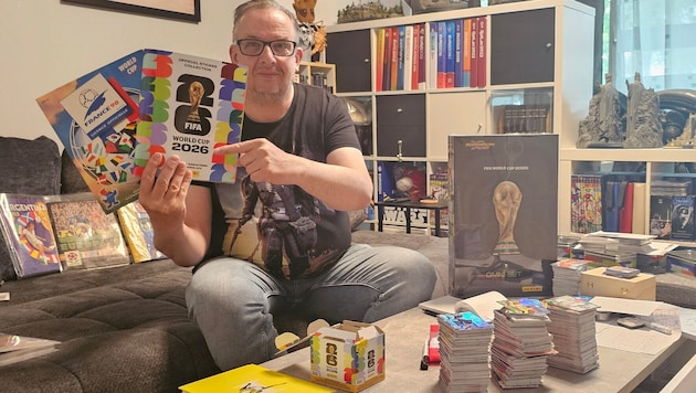 Sigi Möstl ist ein Sammler der ersten Stunde. 33 Alben seit 1970 sind vollgeklebt.
