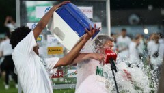 Gibt es für Austria Lustenau-Trainer Markus Mader heute wieder Grund für deine Dusche wie nach ...