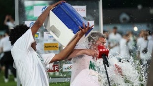Gibt es für Austria Lustenau-Trainer Markus Mader heute wieder Grund für deine Dusche wie nach ...