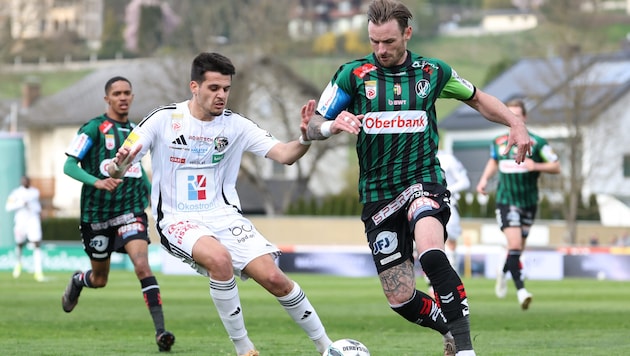 Ried-Verteidiger Sollbauer (re.), der Rekordspieler des WAC, absolviert am Samstag sein 300. ...