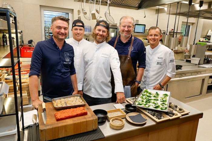 Packten mit an (v.l.n.r.): Jürgen Vigné, Hans-Jörg Unterrainer, Stefan Birnbacher, Andi Döllerer ...