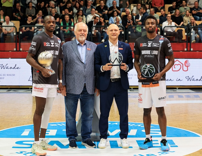 Basketball-Boss Niederhofer ehrte die Kapfenberger gleich dreifach.