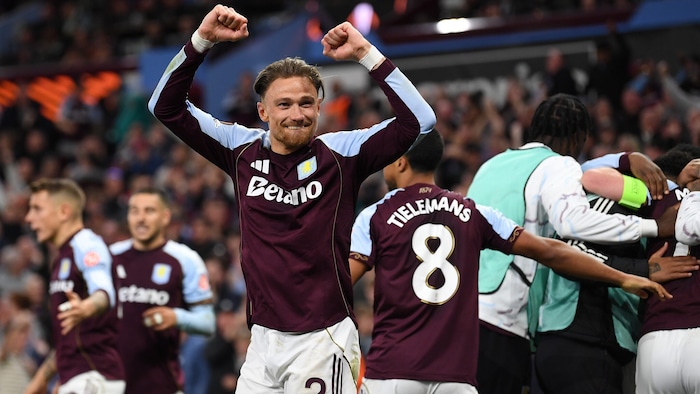 Aston Villa won the semifinal second leg against Nottingham 4-0.