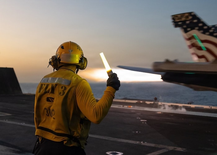 Ein Matrose gibt auf dem Flugzeugträger USS George H.W. Bush, der sich gerade in der Straße von ...