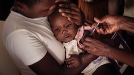 Ein Kind in Kenia wird gegen Malaria geimpft.