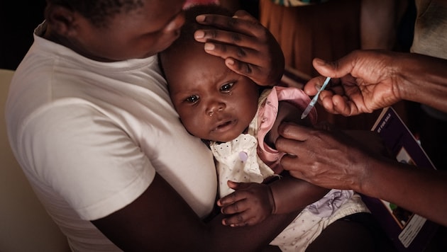 Ein Kind in Kenia wird gegen Malaria geimpft.