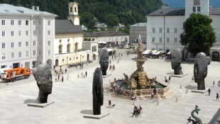 Immerhin Skulpturen zieren Salzburgs Residenzplatz im vergangenen Jahr – grün ist jedoch ...