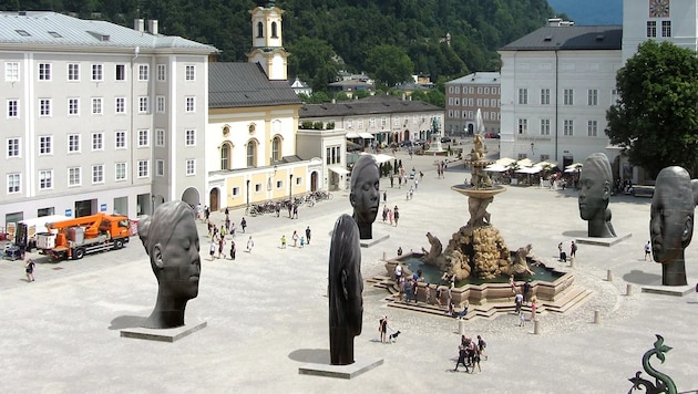 Immerhin Skulpturen zieren Salzburgs Residenzplatz im vergangenen Jahr – grün ist jedoch ...