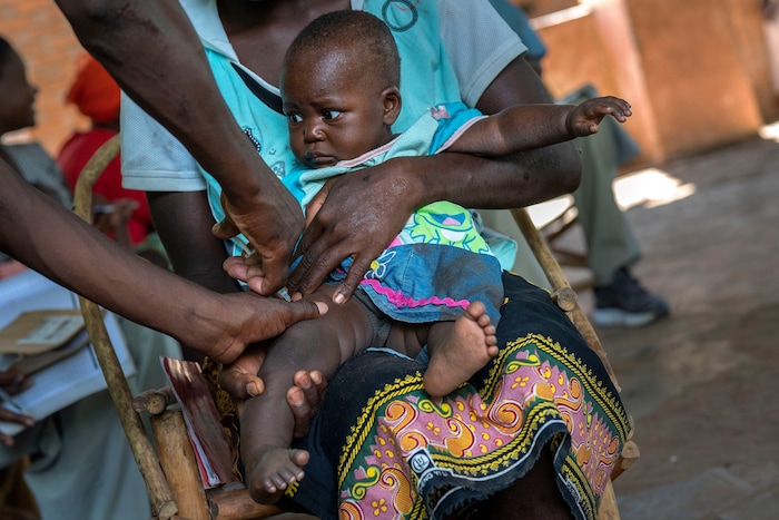 Als teil des Pilotversuchs wird ein Baby in Malawi im Jahr 2019 geimpft.
