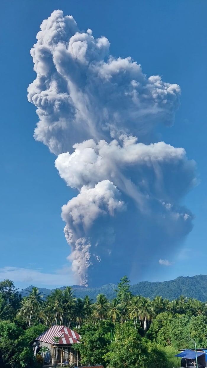 Eine hohe Aschewolke stieg über dem Vulkan auf.