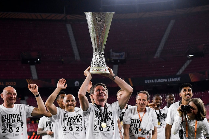 19. Mai 2022: Oliver Glasner stemmt als Frankfurt-Trainer den Europa-League-Pokal.