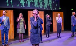 Ein Küsschen für die Wähler: „183 Abgeordnete“ feiert am Samstag Premiere.