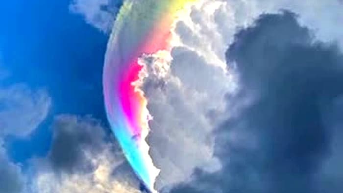 Irisierende Wolken werden manchmal mit einem Regenbogen verwechselt.