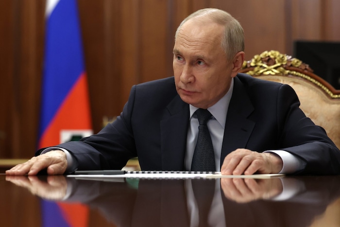 Russland unter Präsident Wladimir Putin wird lediglich als zweitgrößte Bedrohung für den ...