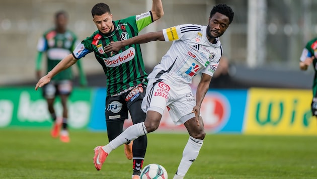 Yusuf Maart von der SV Ried (li.) bekommt‘s mit David Atanga und dem WAC zutun.