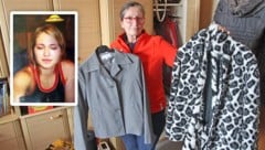 Annemarie Kammerer mit Kleidern ihres getöteten Kindes