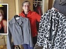 Annemarie Kammerer mit Kleidern ihres getöteten Kindes
